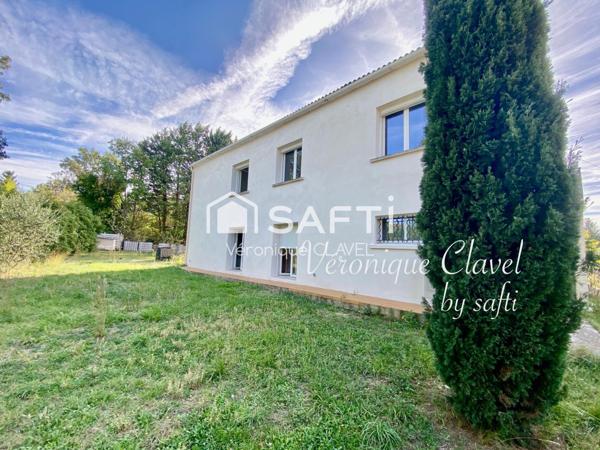 Propriété de 220m2 posée sur un terrain arboré de 1256m2 au calme