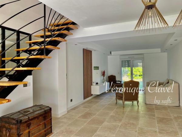 Propriété de 220m2 posée sur un terrain arboré de 1256m2 au calme