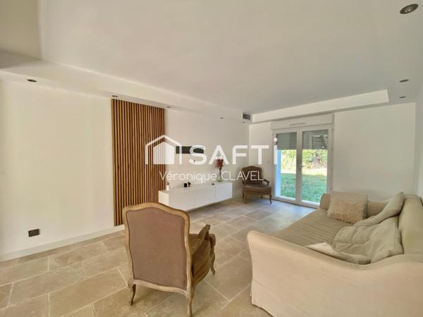 Propriété de 220m2 posée sur un terrain arboré de 1256m2 au calme