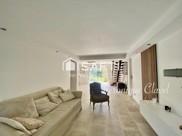 Propriété de 220m2 posée sur un terrain arboré de 1256m2 au calme