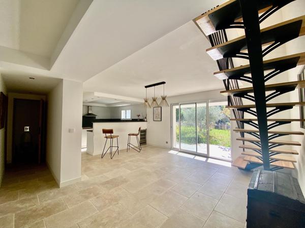 Propriété de 220m2 posée sur un terrain arboré de 1256m2 au calme