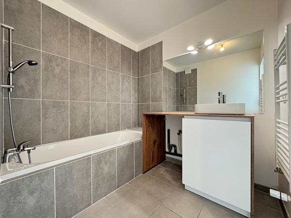 Trois Lucs 13012 Appartement type 3 avec terrasse, parking et box 