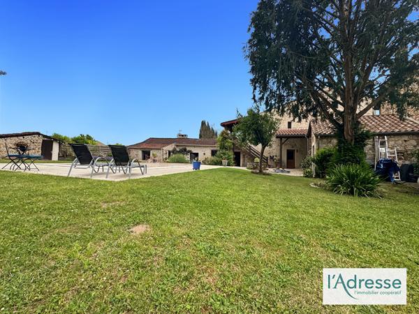EXCLUSIVITE Élégante Maison en pierre rénovée avec piscine et dépendance