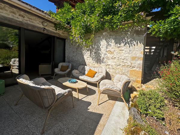 EXCLUSIVITE Élégante Maison en pierre rénovée avec piscine et dépendance
