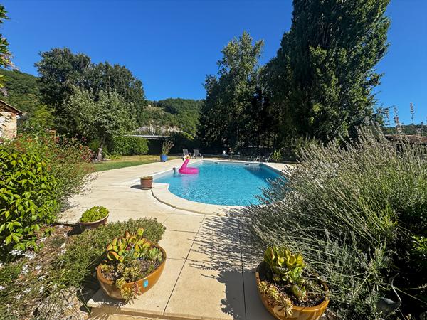 EXCLUSIVITE Élégante Maison en pierre rénovée avec piscine et dépendance