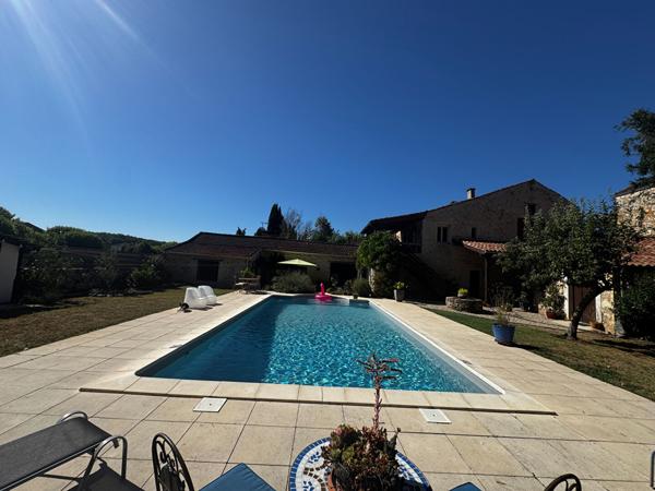 EXCLUSIVITE Élégante Maison en pierre rénovée avec piscine et dépendance
