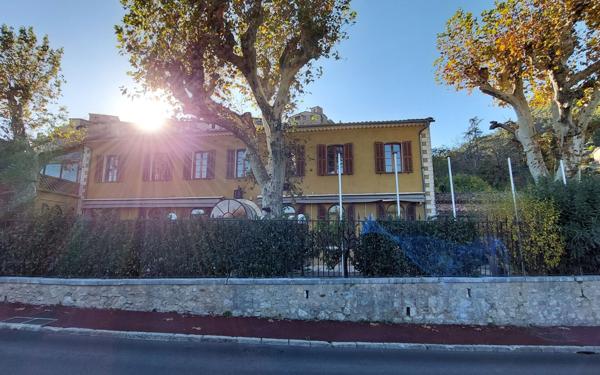 Immeuble à vendre    6 pièces • 646,65 m2 Le Bar-sur-Loup