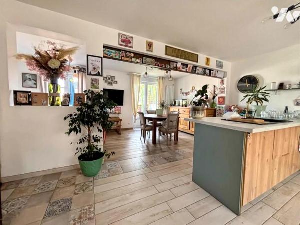 Maison de ville avec 3 ch et jardin, parking à 100m