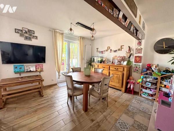 Maison de ville avec 3 ch et jardin, parking à 100m