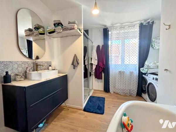 Maison de ville avec 3 ch et jardin, parking à 100m