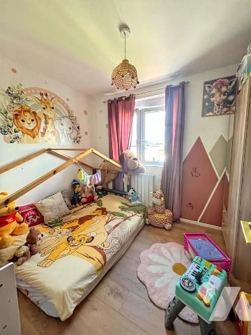 Maison de ville avec 3 ch et jardin, parking à 100m