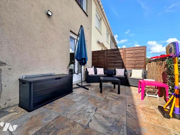 Maison de ville avec 3 ch et jardin, parking à 100m