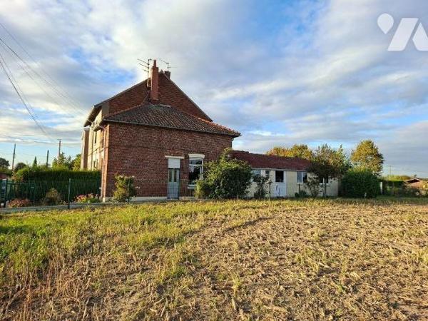 A VENDRE- A NIEPPE dans le NORD (59)- MAISON DE CAMPAGNE SEMI-INDIVIDUELLE AVEC JARDIN ET DEPEN...