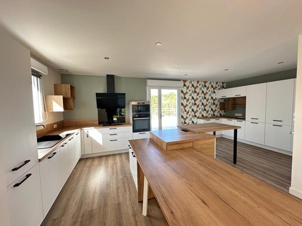 Maison familiale à vendre proche du centre du Poiré sur Vie avec studio et piscine