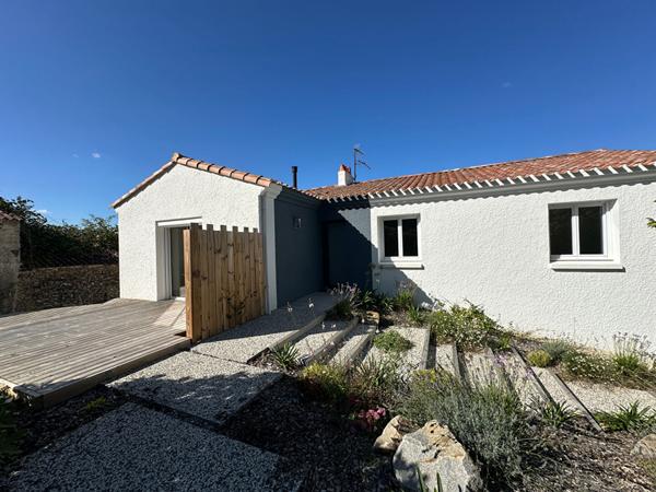 Maison familiale à vendre proche du centre du Poiré sur Vie avec studio et piscine