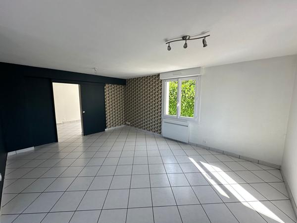 Maison familiale à vendre proche du centre du Poiré sur Vie avec studio et piscine