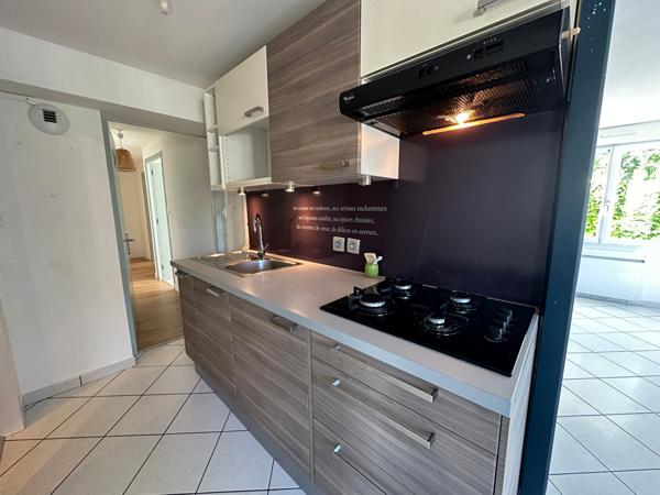 Maison familiale à vendre proche du centre du Poiré sur Vie avec studio et piscine