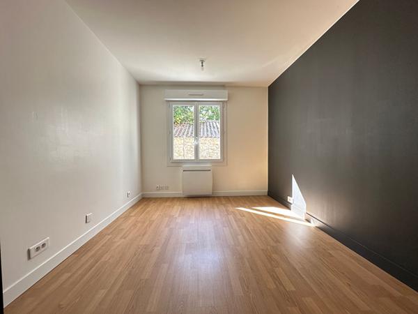 Maison familiale à vendre proche du centre du Poiré sur Vie avec studio et piscine