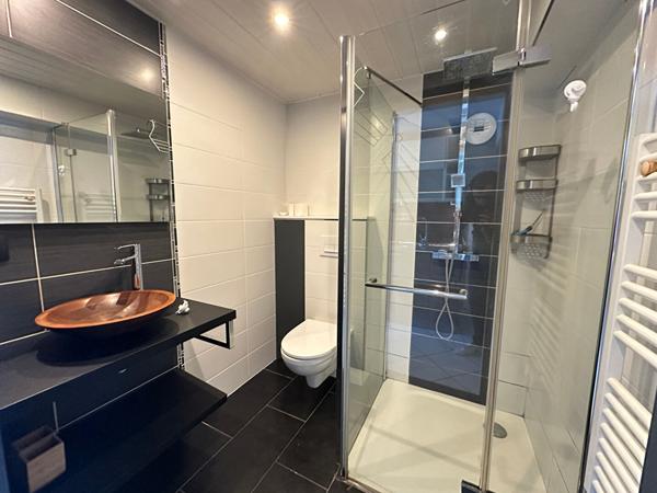 Maison familiale à vendre proche du centre du Poiré sur Vie avec studio et piscine