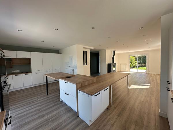 Maison familiale à vendre proche du centre du Poiré sur Vie avec studio et piscine