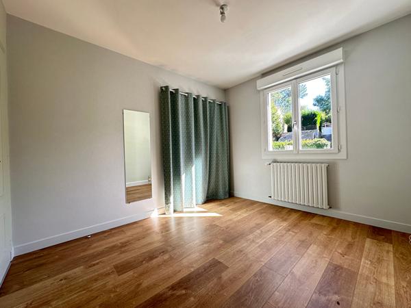 Maison familiale à vendre proche du centre du Poiré sur Vie avec studio et piscine