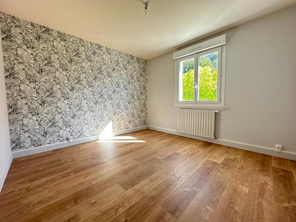 Maison familiale à vendre proche du centre du Poiré sur Vie avec studio et piscine