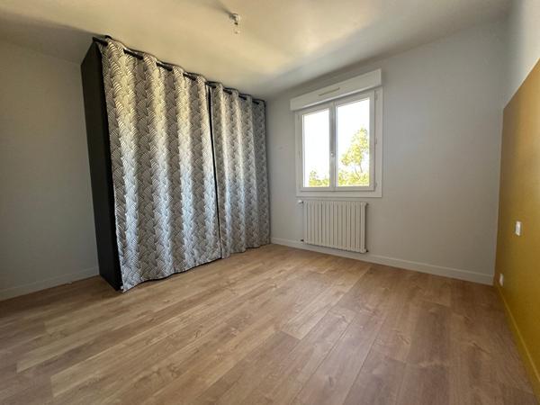 Maison familiale à vendre proche du centre du Poiré sur Vie avec studio et piscine