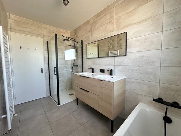 Maison familiale à vendre proche du centre du Poiré sur Vie avec studio et piscine