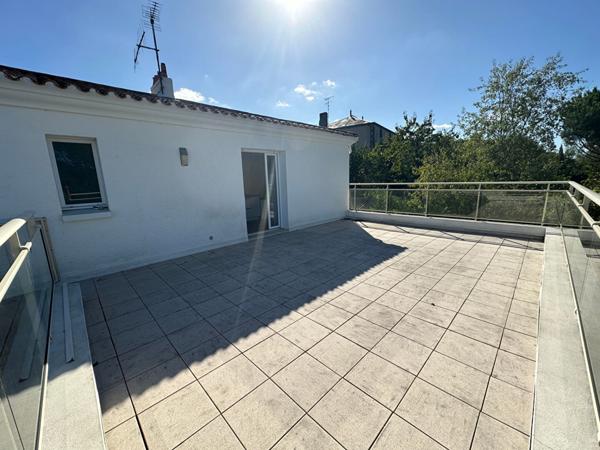 Maison familiale à vendre proche du centre du Poiré sur Vie avec studio et piscine