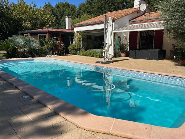 Propriété avec maison de 184M2 sur parc paysager de 9244M2