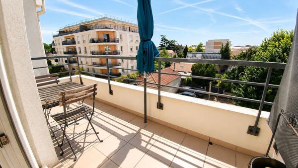 Bel appartement de 4 pièces en centre ville avec balcon, box et cave