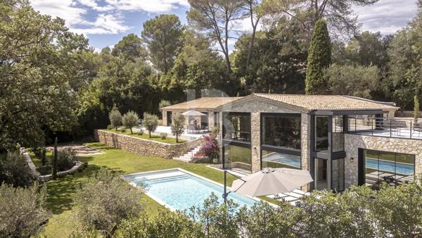 Mas en pierre de 300m2 sur terrain de 2500m2 proche du village de Valbonne