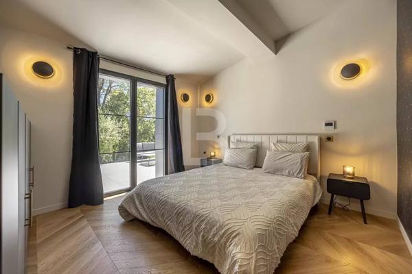 Mas en pierre de 300m2 sur terrain de 2500m2 proche du village de Valbonne