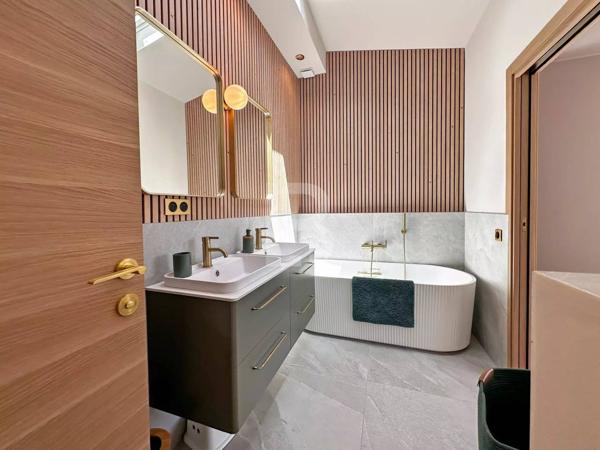 Mas en pierre de 300m2 sur terrain de 2500m2 proche du village de Valbonne