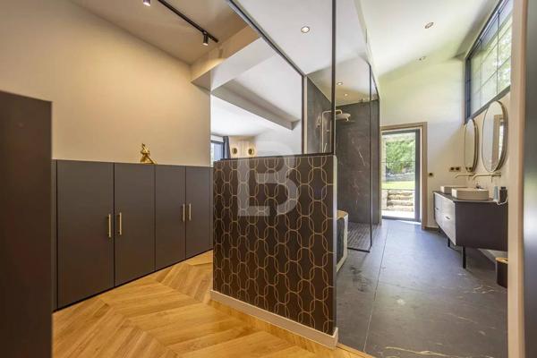 Mas en pierre de 300m2 sur terrain de 2500m2 proche du village de Valbonne