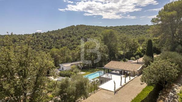 Mas en pierre de 300m2 sur terrain de 2500m2 proche du village de Valbonne