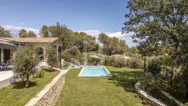 Mas en pierre de 300m2 sur terrain de 2500m2 proche du village de Valbonne