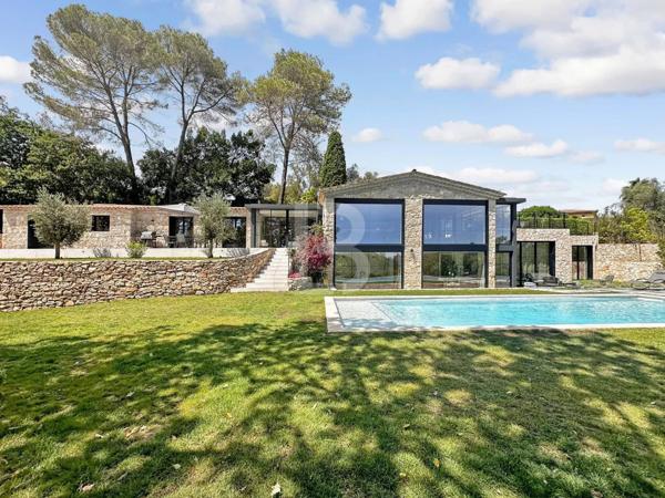 Mas en pierre de 300m2 sur terrain de 2500m2 proche du village de Valbonne