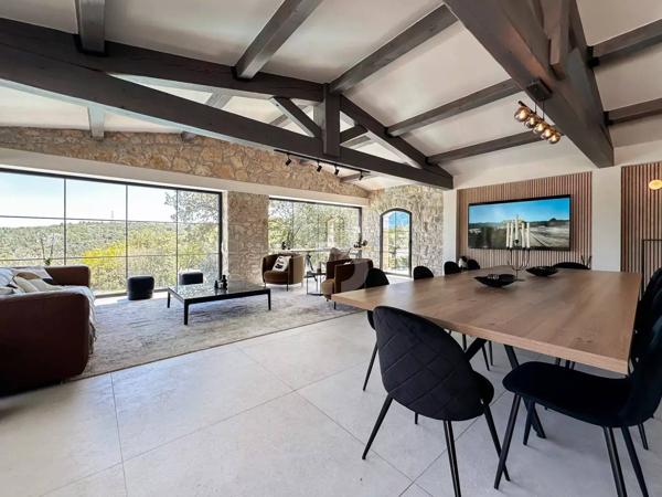 Mas en pierre de 300m2 sur terrain de 2500m2 proche du village de Valbonne