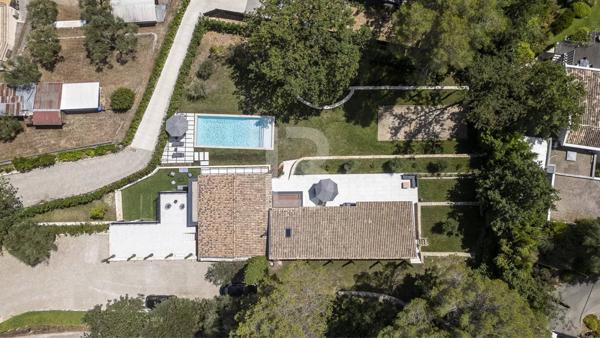 Mas en pierre de 300m2 sur terrain de 2500m2 proche du village de Valbonne