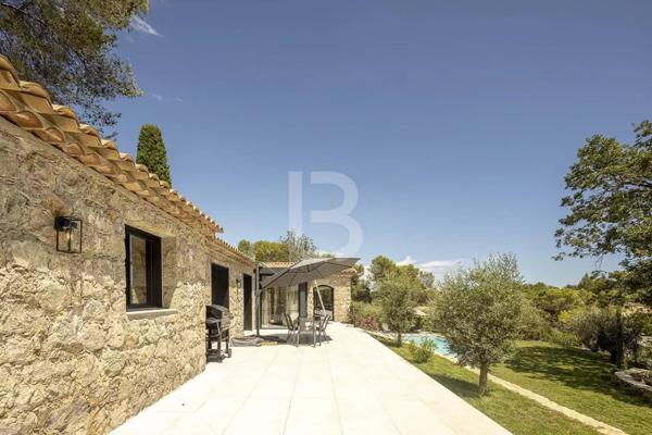 Mas en pierre de 300m2 sur terrain de 2500m2 proche du village de Valbonne