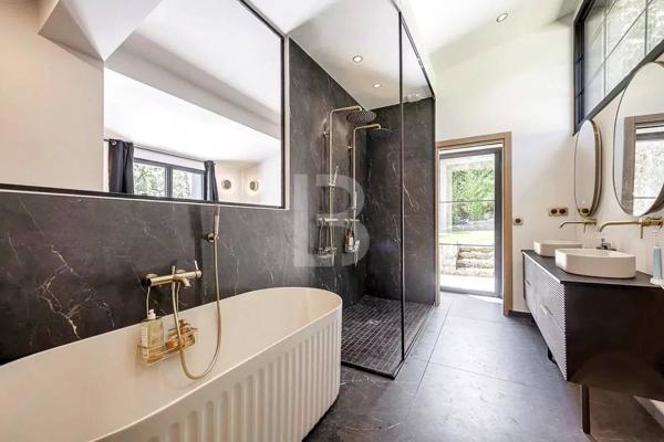 Mas en pierre de 300m2 sur terrain de 2500m2 proche du village de Valbonne