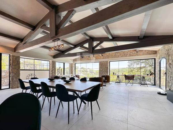 Mas en pierre de 300m2 sur terrain de 2500m2 proche du village de Valbonne