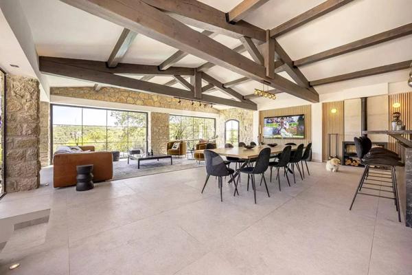 Mas en pierre de 300m2 sur terrain de 2500m2 proche du village de Valbonne