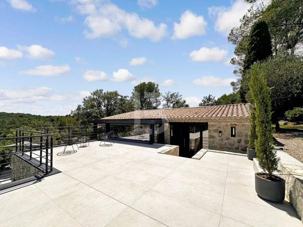 Mas en pierre de 300m2 sur terrain de 2500m2 proche du village de Valbonne