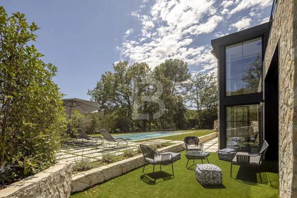 Mas en pierre de 300m2 sur terrain de 2500m2 proche du village de Valbonne