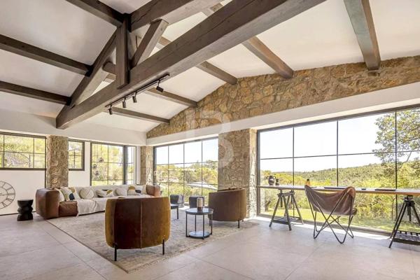 Mas en pierre de 300m2 sur terrain de 2500m2 proche du village de Valbonne