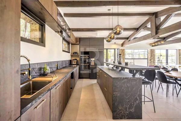 Mas en pierre de 300m2 sur terrain de 2500m2 proche du village de Valbonne