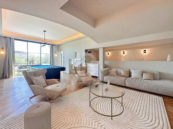 Mas en pierre de 300m2 sur terrain de 2500m2 proche du village de Valbonne