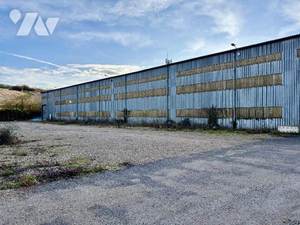 Entrepôt de 8 600 m2 avec bureau